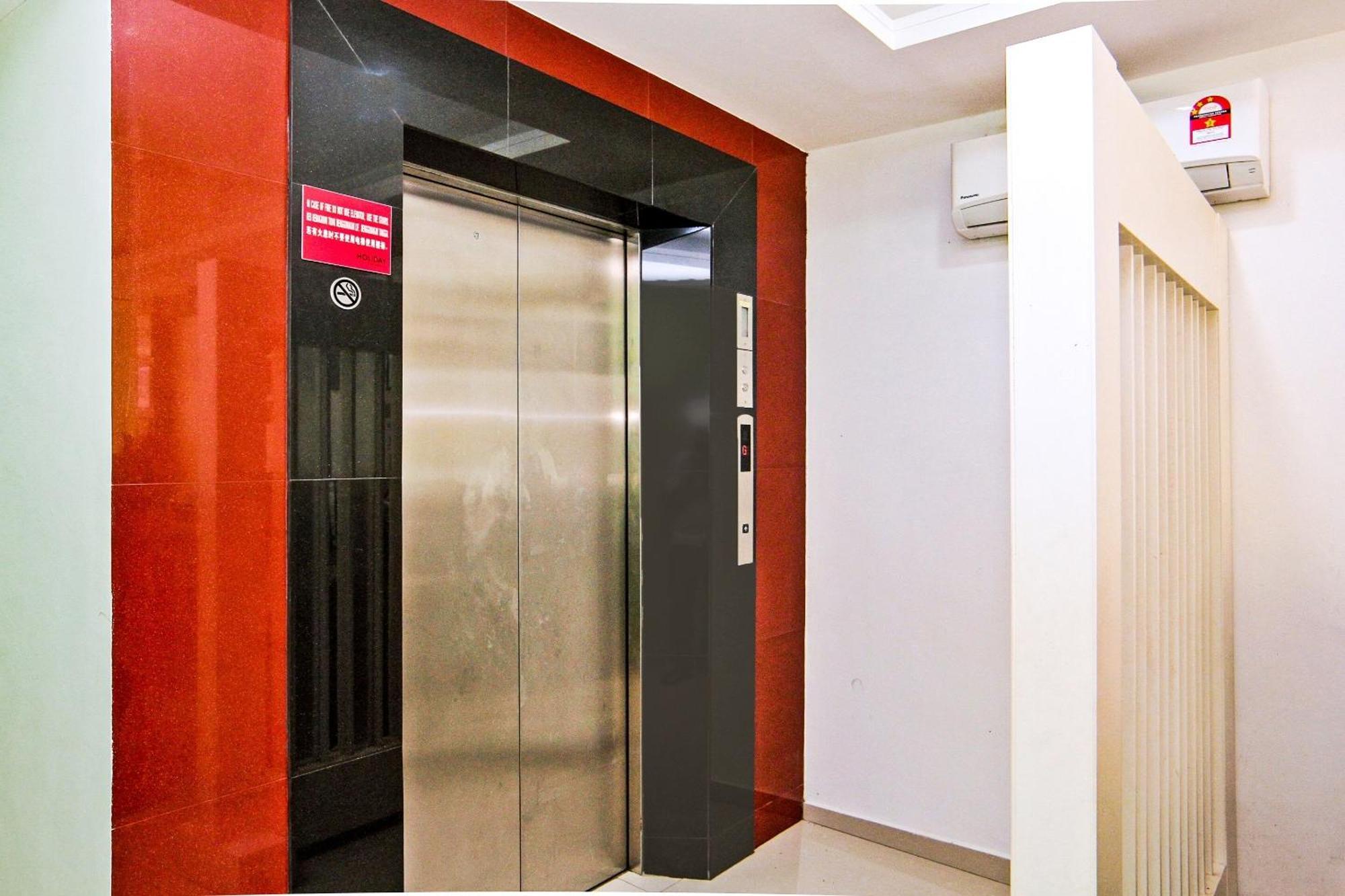 Oyo 44054 Holiday Mansion Inn Sibu Εξωτερικό φωτογραφία